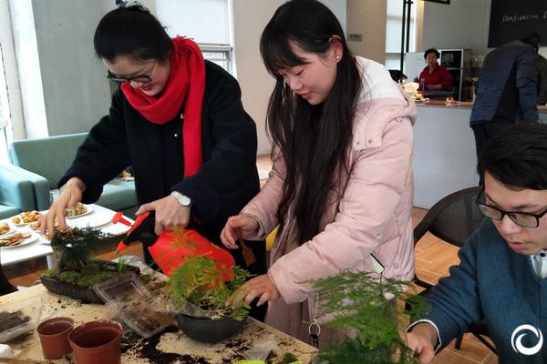 今天穿的輪滑鞋？庫庫再次滑倒失誤，庫盧破門熱刺兩球領先