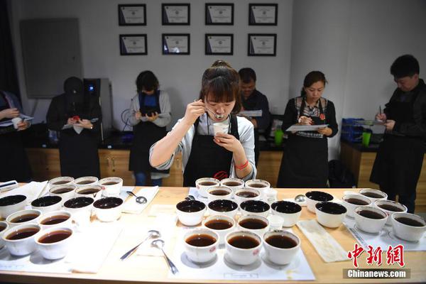 幸無大礙！愛德華茲連中三分后腳踝不適下場 回來后再中三分